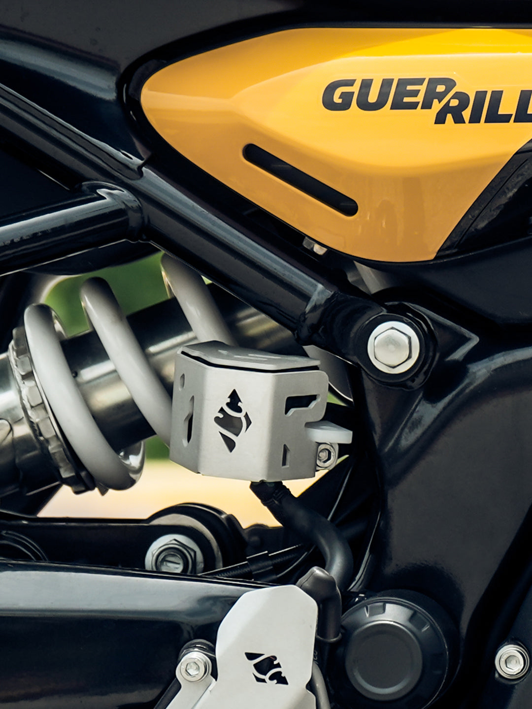 RE Guerrilla 450 Casque Rear Oil Cap